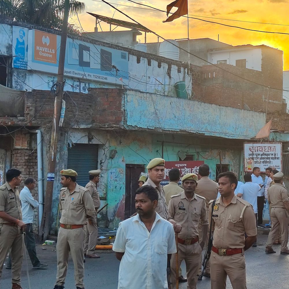 चौराहा सौंदर्यीकरण के नाम पर अतिक्रमण अभियान:सीतापुर में पुलिस चौकी समेत कई भवनों के आंशिक हिस्से हटाए गए