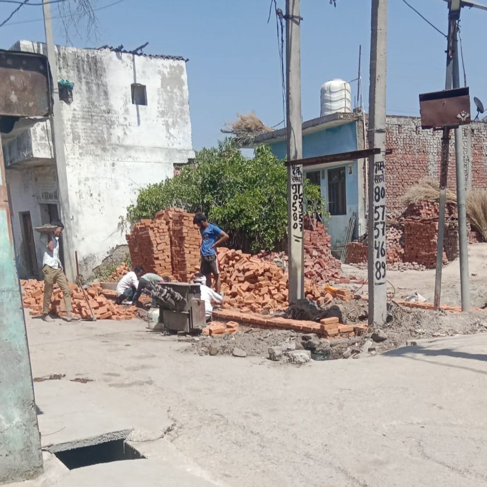 रामपुर में 48 साल पुराना ट्यूबवेल हटा:सरकारी जमीन पर कब्जे का प्रयास, ग्रामीणों ने DM से की शिकायत