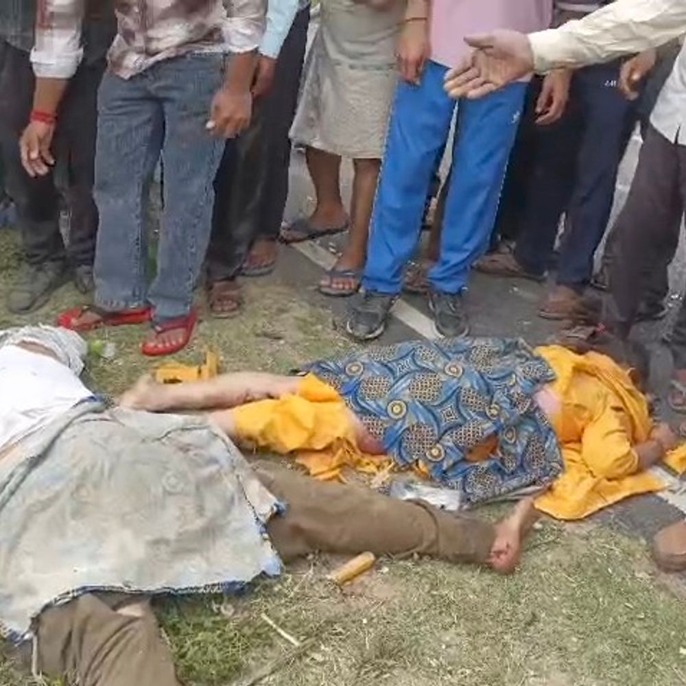 स्कूल बस की टक्कर से पिता-दो बच्चों की मौत:पत्नी की हालत गंभीर, एक बाइक से मंदिर दर्शन करने जा रहा था परिवार