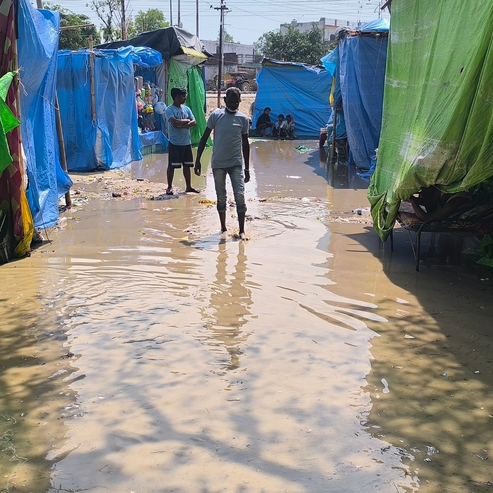 मैनपुरी मेले में आंधी-बारिश से भारी नुकसान:तेज हवाओं और बरसात ने उड़ाई बाजारों की रौनक, व्यापारियों को हजारों का घाटा
