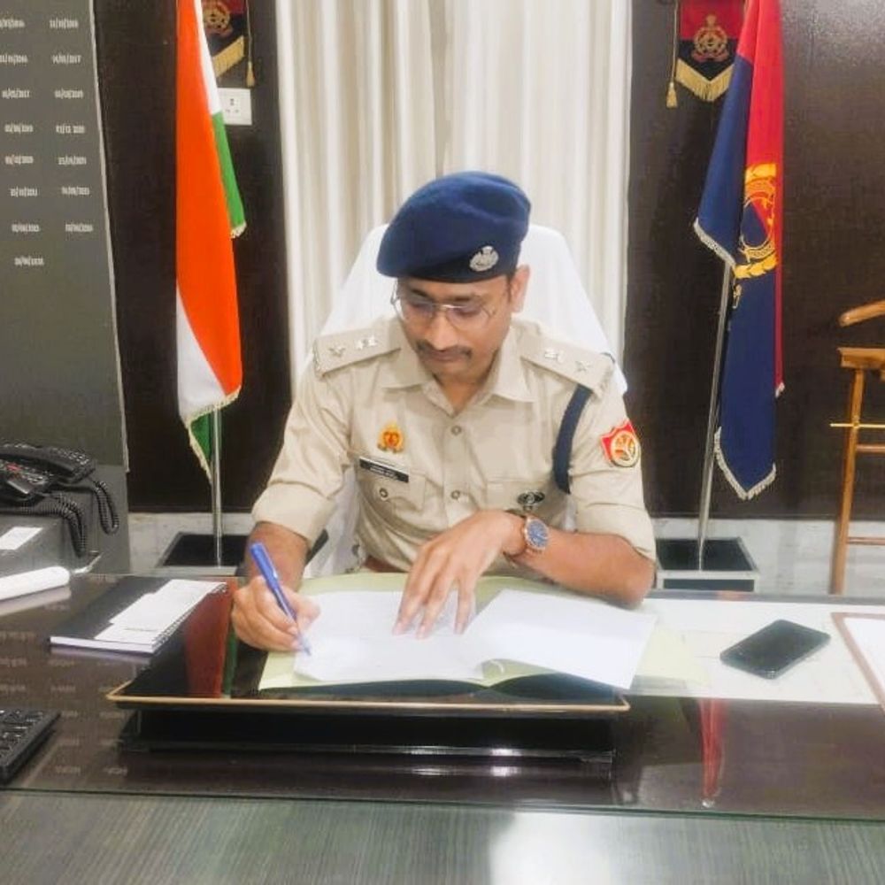 चंदौली SP ने क्रॉस-बॉर्डर अपराध रोकने को लेकर की बैठक:आपराधिक गतिविधियों को रोकना प्राथमिकता, शांति व्यवस्था बनाने की अपील