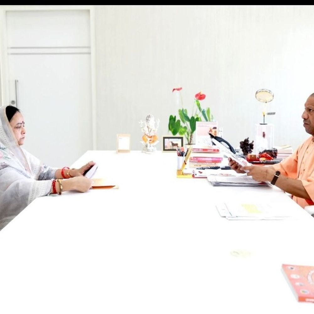 हाथरस जिला पंचायत अध्यक्ष ने सीएम योगी से मुलाकात की:विकास परियोजनाओं के प्रस्तावों को सीएम से शीघ्र अनुमोदन का अनुरोध किया