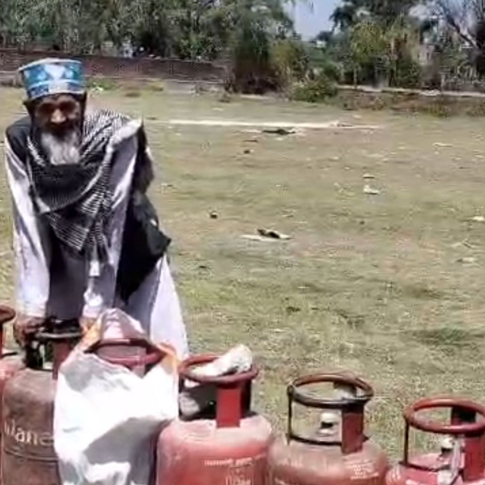 अयोध्या में घरेलू गैस सिलेंडर की किल्लत:सुबह से शाम तक लाइन में खड़े उपभोक्ता, बुकिंग के बाद भी नहीं मिल रही डिलीवरी