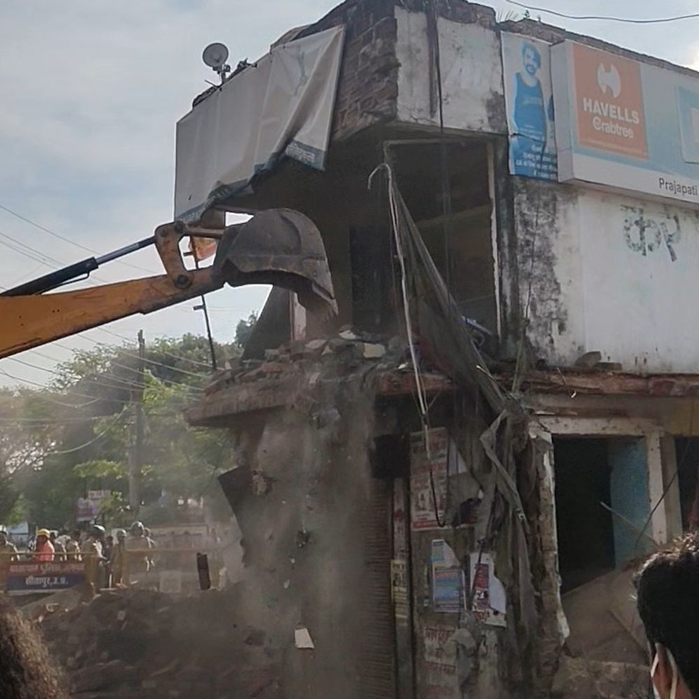 पुलिस और पीएसी की मौजूदगी 12 घंटे चला बुलडोजर:चौराहा सौंदर्यीकरण के लिए गिराई पुलिस चौकी, बिल्डिंग गिरते देख महिला हुई बेहोश