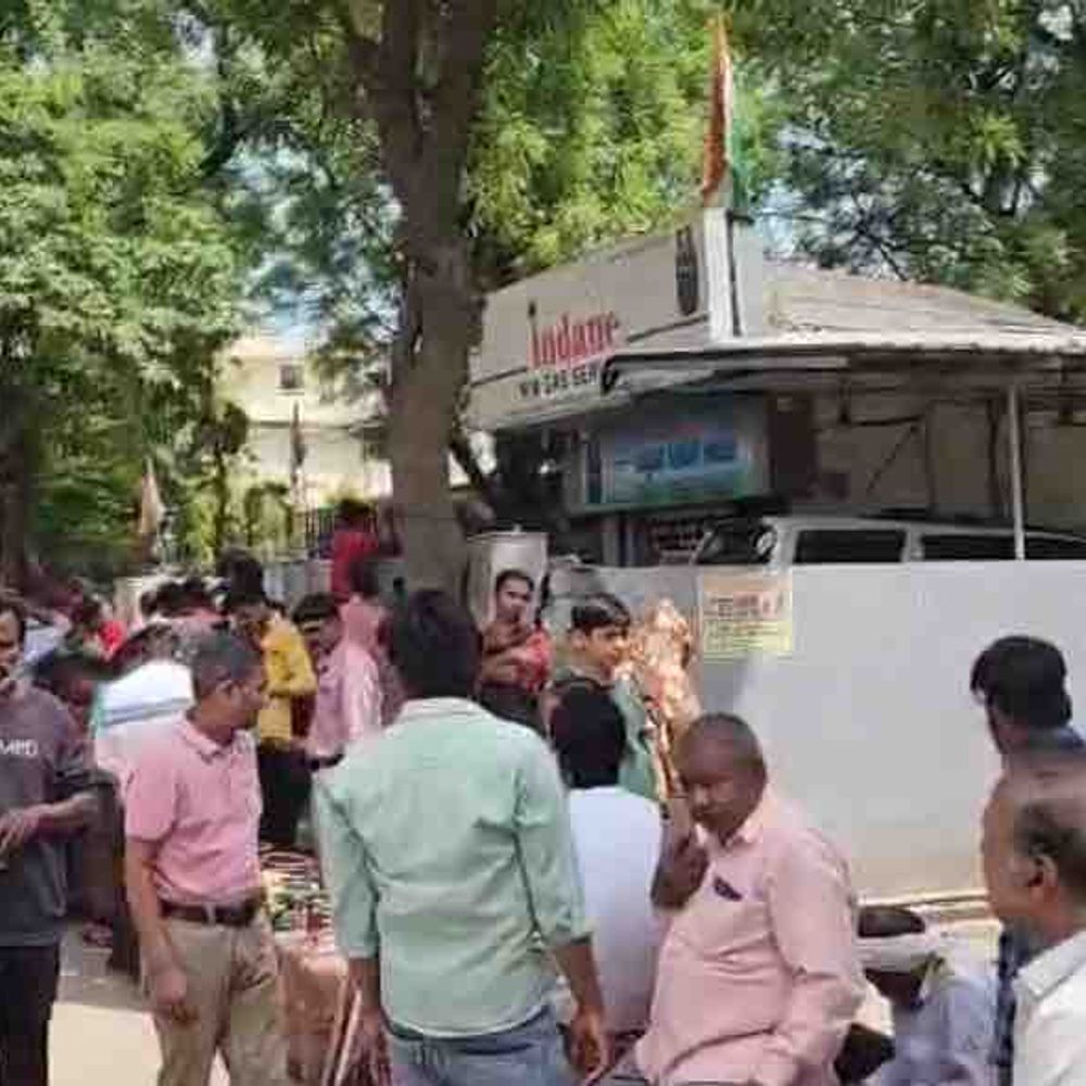 गाजियाबाद में गैस सिलेंडर की किल्लत:एजेंसी पर लंबी-लंबी लाइनें, धूप में घंटों खड़े रहे लोग