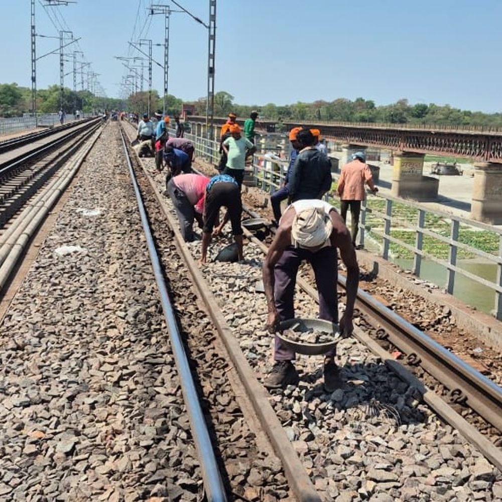 गंगापुल डाउन ट्रैक पर मरम्मत काम हुआ शुरू:कानपुर-लखनऊ रेलखंड पर 2 अप्रैल से लगेंगे नए स्लीपर, ट्रेनें होंगी प्रभावित