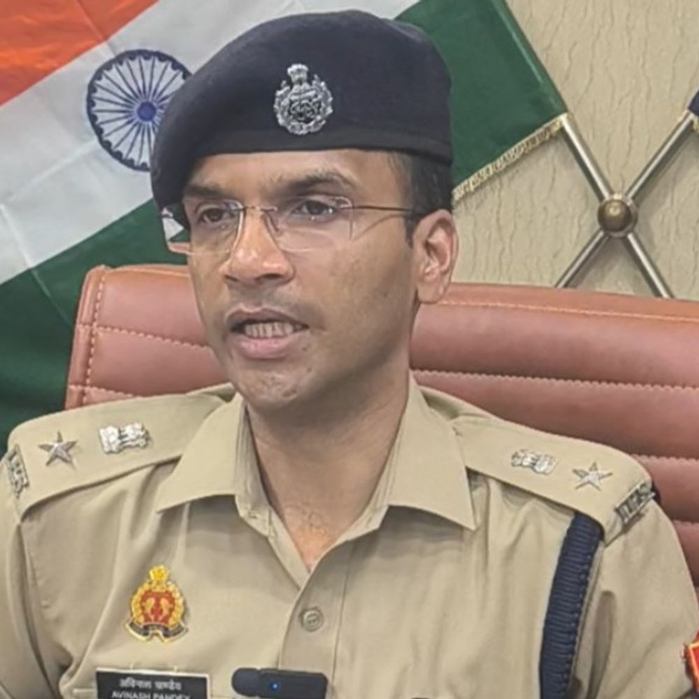 मेरठ पुलिस में 16 इंस्पेक्टर-सब इंस्पेक्टर के तबादले:SSP ने कानून-व्यवस्था सुदृढ़ करने के उद्देश्य से फेरबदल किया