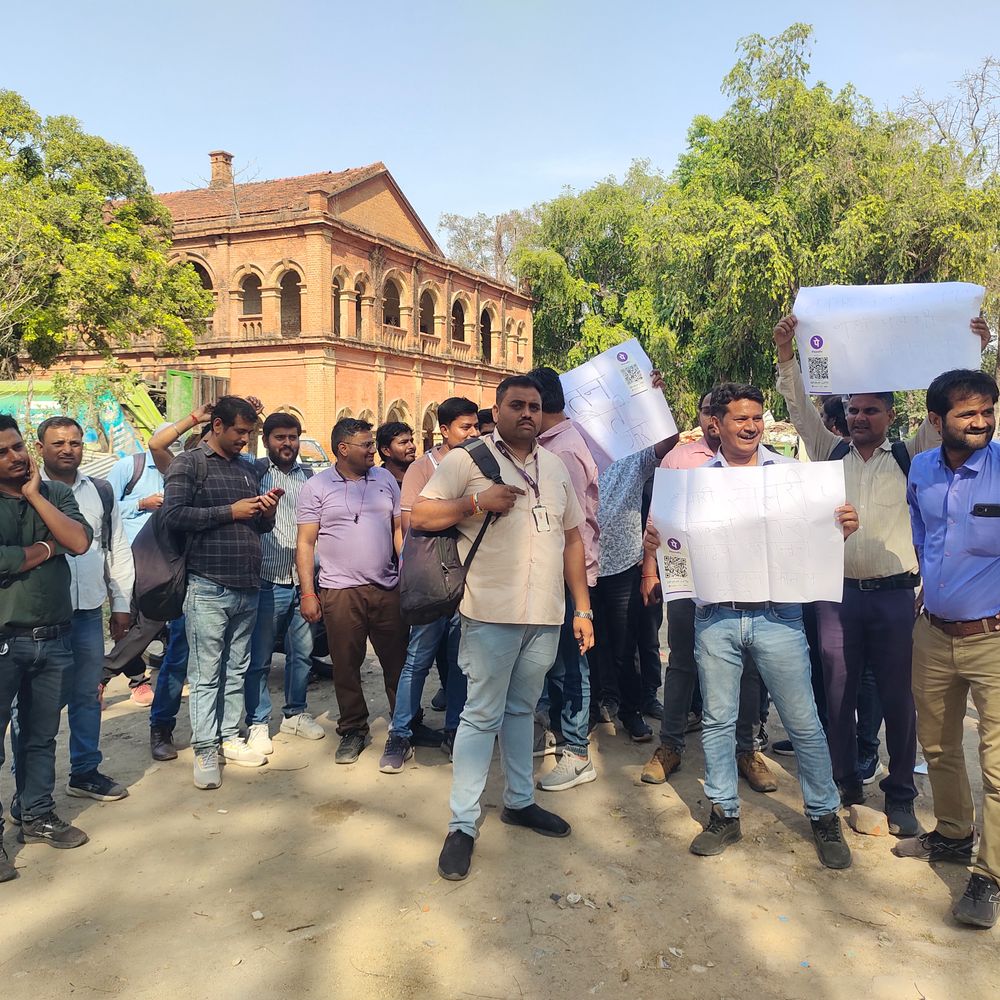 प्रयागराज में Phonepe कर्मचारियों का वेतन कटौती पर प्रदर्शन:3 महीने की सैलरी काटने का आरोप, IRTP सिस्टम खत्म करने की मांग