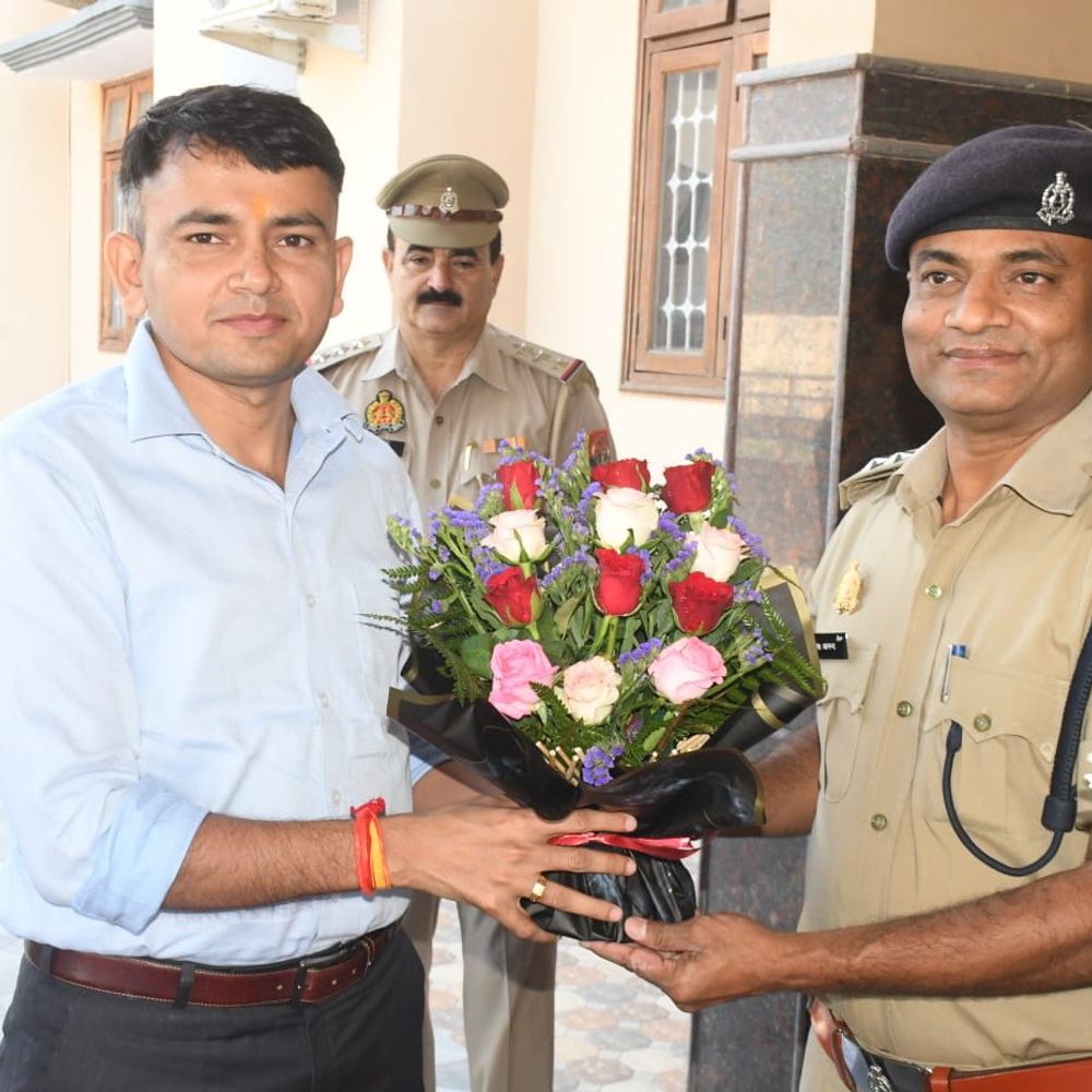 रामपुर में एसपी सोमेन्द्र मीना ने संभाला कार्यभार:अधिकारियों ने किया स्वागत; पुलिस लाइन में दी गई सलामी