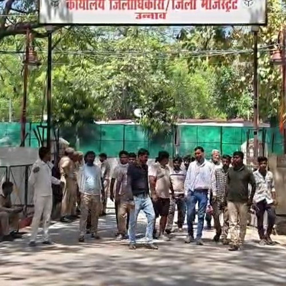 उन्नाव में सीएनजी ऑटो ड्राइवरों का प्रदर्शन:नवाबगंज नगर पंचायत पर अवैध वसूली का आरोप, SDM से शिकायत