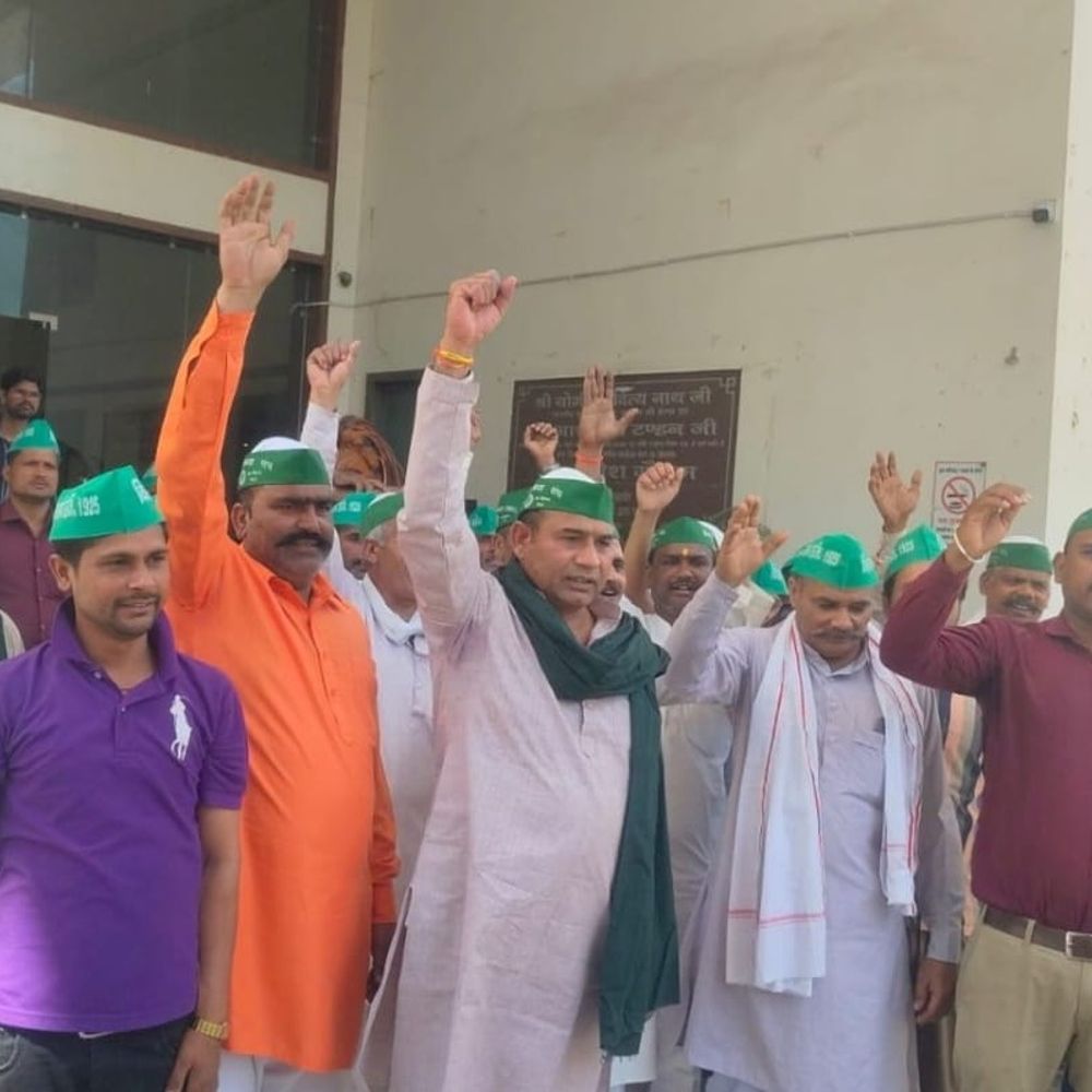 बरेली में अतिक्रमण हटाओ अभियान पर विवाद:किसानों ने नगर निगम का किया घेराव, बोले- कमजोर पर कार्रवाई, रसूखदार सुरक्षित