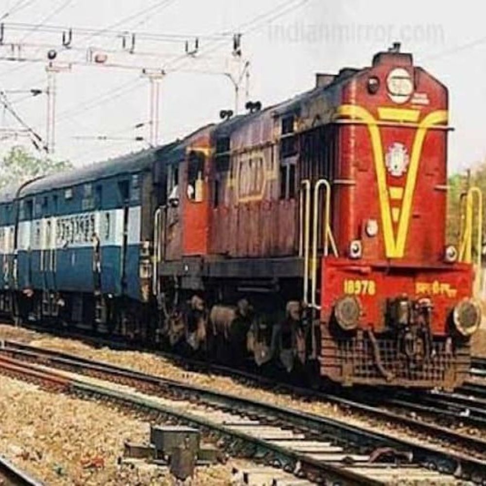 ट्रेन में महिला यात्री की तबीयत बिगड़ी, मौत:असम से शाहजहांपुर जा रही थी, अवध-असम एक्सप्रेस से बस्ती में उतारा गया