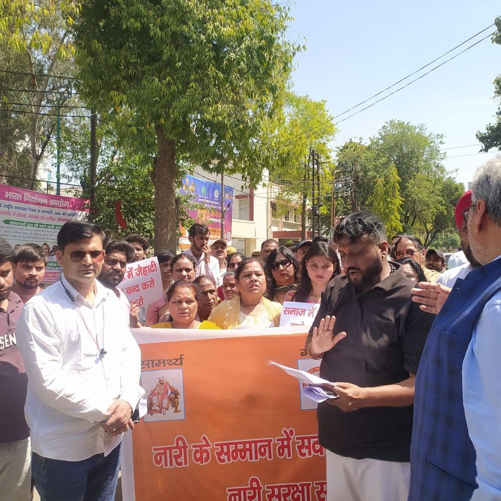 जिम और पार्लर में महिला स्टॉफ अनिवार्य करने की मांग:नारी सुरक्षा कमेटी का डीएम ऑफिस में प्रदर्शन, बोलीं- जेंट्स टेलर नहीं लें महिलाओं का नाप