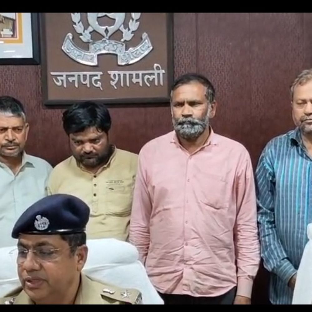 पूजापाठ के नाम पर ठगी करने वाले चार गिरफ्तार:शामली पुलिस ने 8 लाख नगदी, ज्योतिष की किताबें बरामद कीं