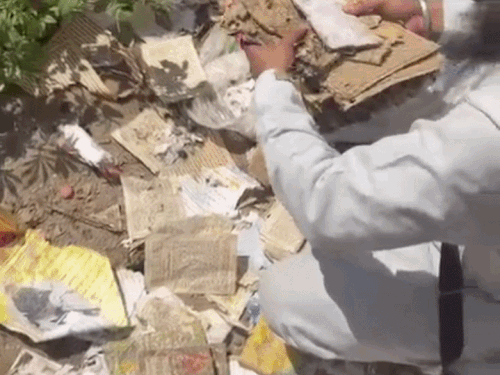 मोहाली में कचरे में मिले गुटका साहिब के अंग:  पार्किंग का गेट खोलने आए युवक ने देखा, गुरुद्वारा प्रबंधन कमेटी ने एकत्रित किया – Kharar News