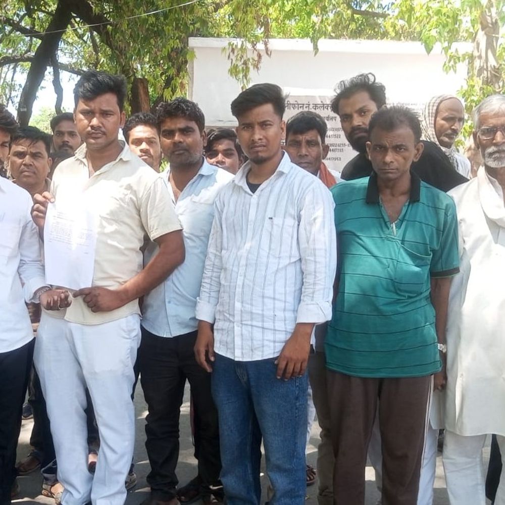 ग्रामीण जल निकासी समस्या को लेकर डीएम कार्यालय पहुंचे:रेलवे द्वारा नाला बंद करने से दूषित पानी जमा