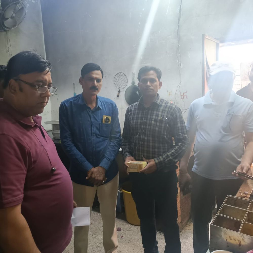 हाथरस में खाद्य सुरक्षा विभाग की छापेमारी:फास्ट फूड प्रतिष्ठानों पर मोनोसोडियम ग्लूकामेट की जांच