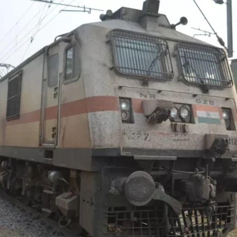 मुरादाबाद-लखनऊ रेलखंड पर हो रहा इंटरलॉकिंग कार्य:आधा दर्जन से अधिक ट्रेनें प्रभावित, हरदोई रेलवे स्टेशन पर परेशान हुए यात्री