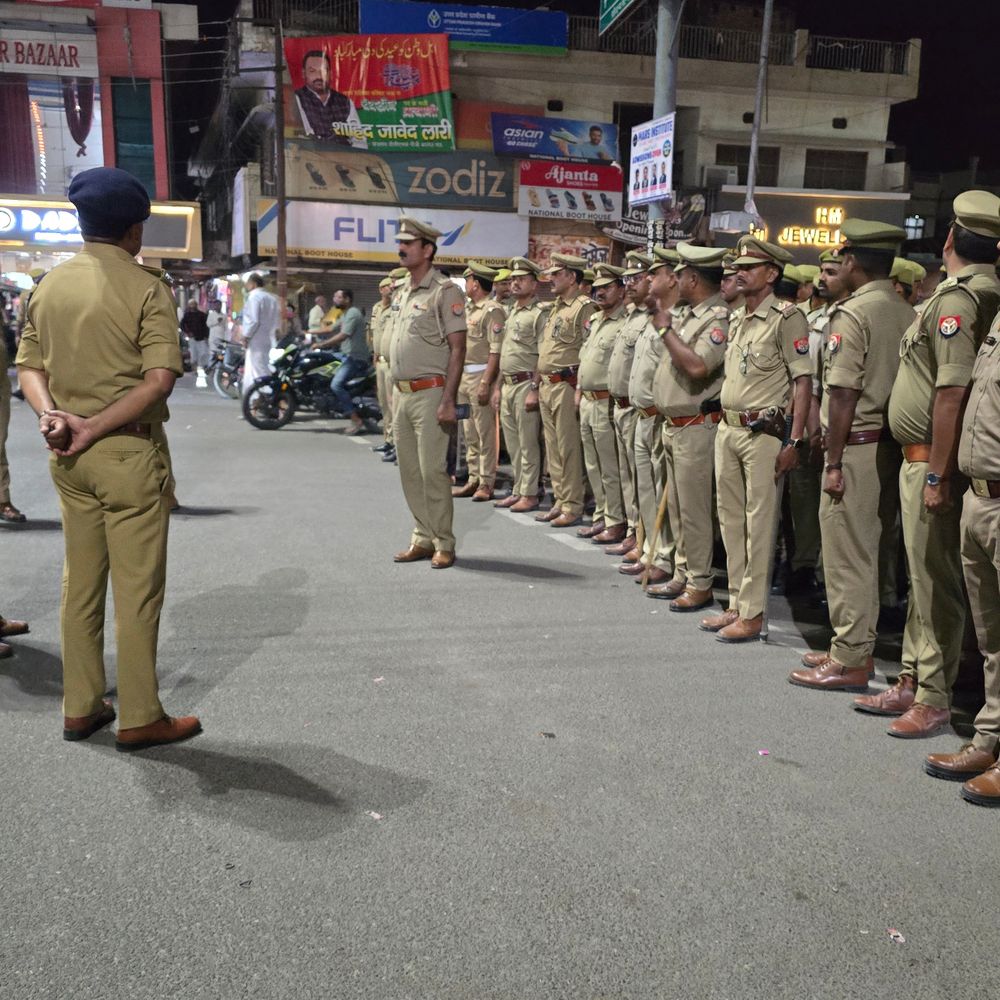 मऊ के नए एसपी ने सुरक्षा व्यवस्था का लिया जायजा:संवेदनशील इलाकों में किया पैदल गश्त, ट्रैफिक जाम-अतिक्रमण पर दिए निर्देश