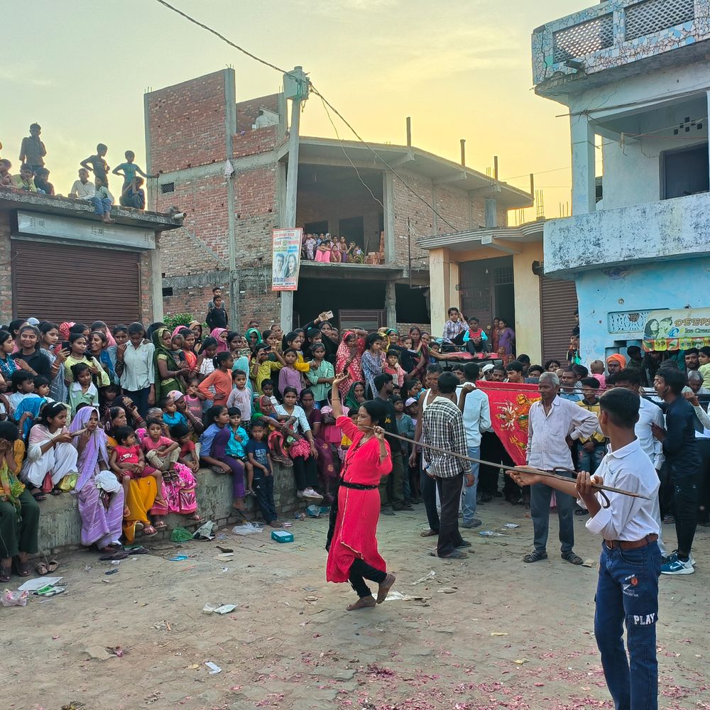 घाटमपुर में भक्तों के सिर आस्था की हरियालीः:पतारा में धूमधाम के साथ निकले जवारे, युवाओं और युवतियों ने लगवाई सांग, भक्ति गीत पर थिरके