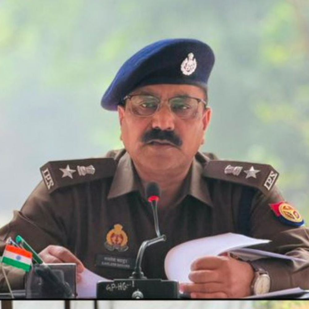 कमलेश बहादुर ने मऊ एसपी का कार्यभार संभाला:कानून-व्यवस्था मजबूत करना पहली प्राथमिकता बताई