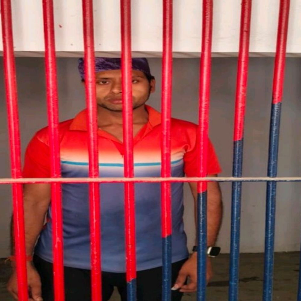 रेलवे पटरी पर रील बनाना पड़ा महंगा, युवक गिरफ्तार:शाहजहांपुर स्टेशन पर दूसरी रील बनाने आया था, शांति भंग में चालान