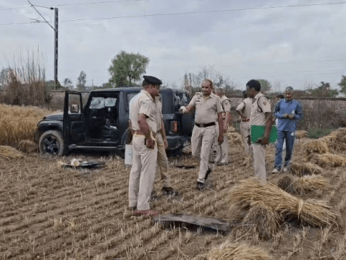 रेवाड़ी के खेत में मिली बिना नंबर प्लेट की थार:  कार पर खून के निशान और शीशे मिले टूटे; पुलिस ने कब्जे में ली – Bawal News