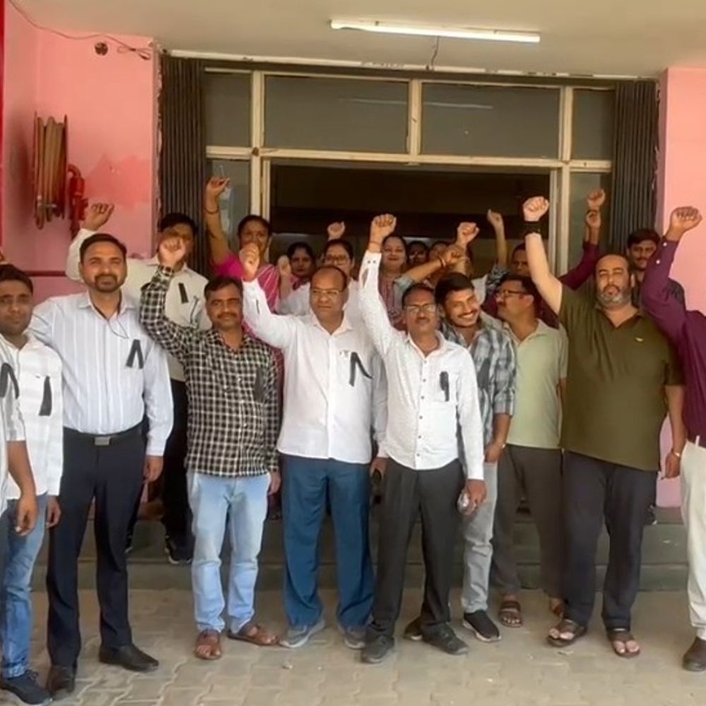 NPS के खिलाफ प्रदर्शन, कर्मचारियों ने बताया काला कानून:कासगंज में पुरानी पेंशन योजना बहाली की मांग तेज