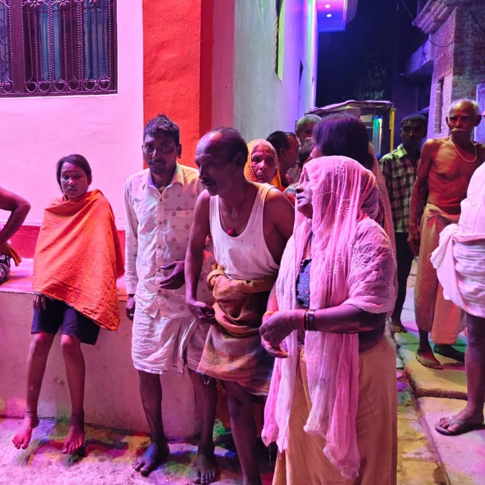 कौशांबी में गैस लीकेज से घर में आग लगी:एक परिवार के 6 लोग झुलसे, 4 गंभीर;