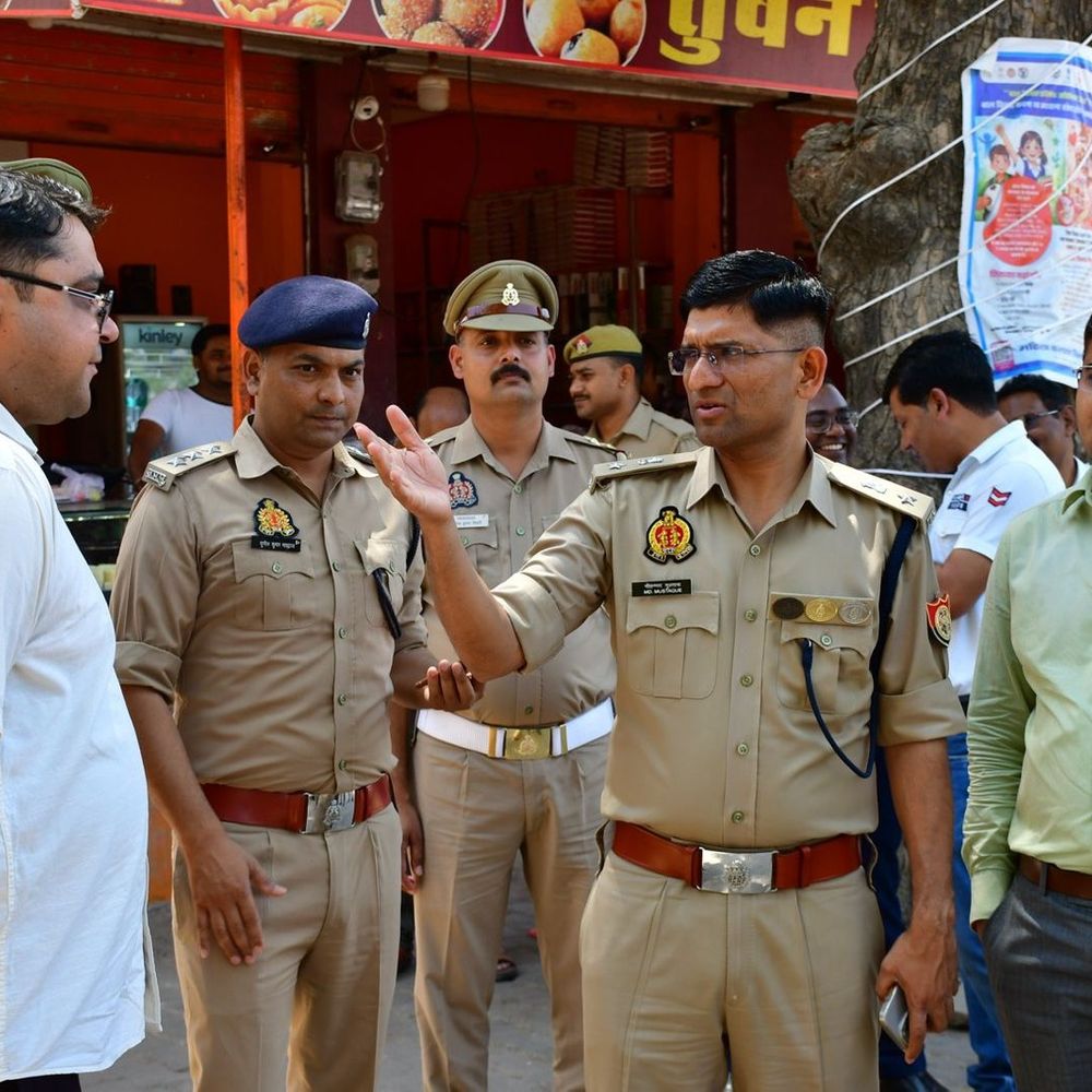 ललितपुर में हनुमान जयंती को लेकर प्रशासन अलर्ट:शोभायात्रा में 20 हजार लोग होंगे शामिल, सुरक्षा को लेकर DM-SP ने किया निरीक्षण