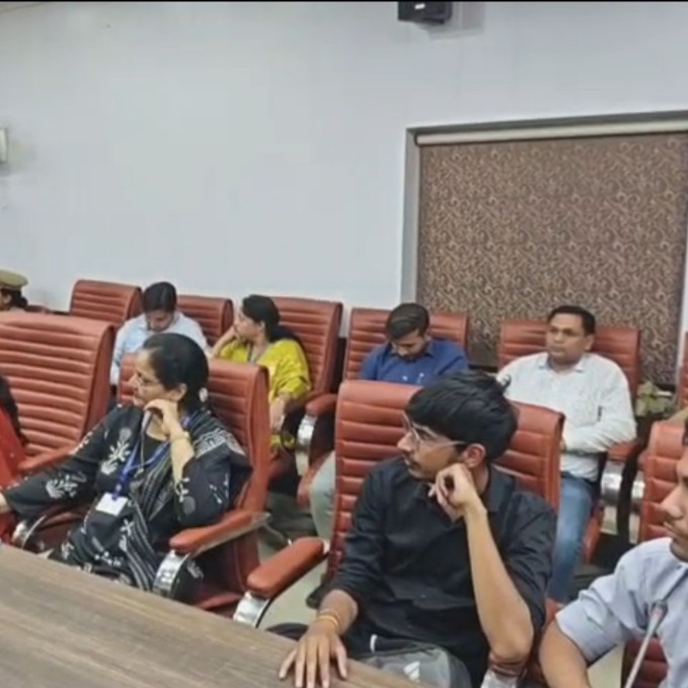 मेरठ में 'एसपीईएल' कार्यक्रम शुरू:छात्रों को दी जा रही पुलिसिंग की ट्रेनिंग