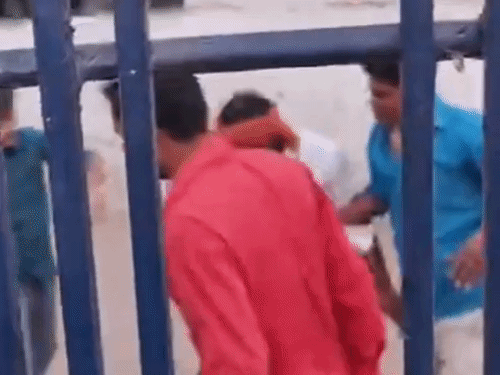 बुकिंग के बावजूद सिलेंडर न देने पर ग्राहकों से मारपीट:कुशीनगर गैस एजेंसी पर दबंगई, कालाबाजारी का आरोप