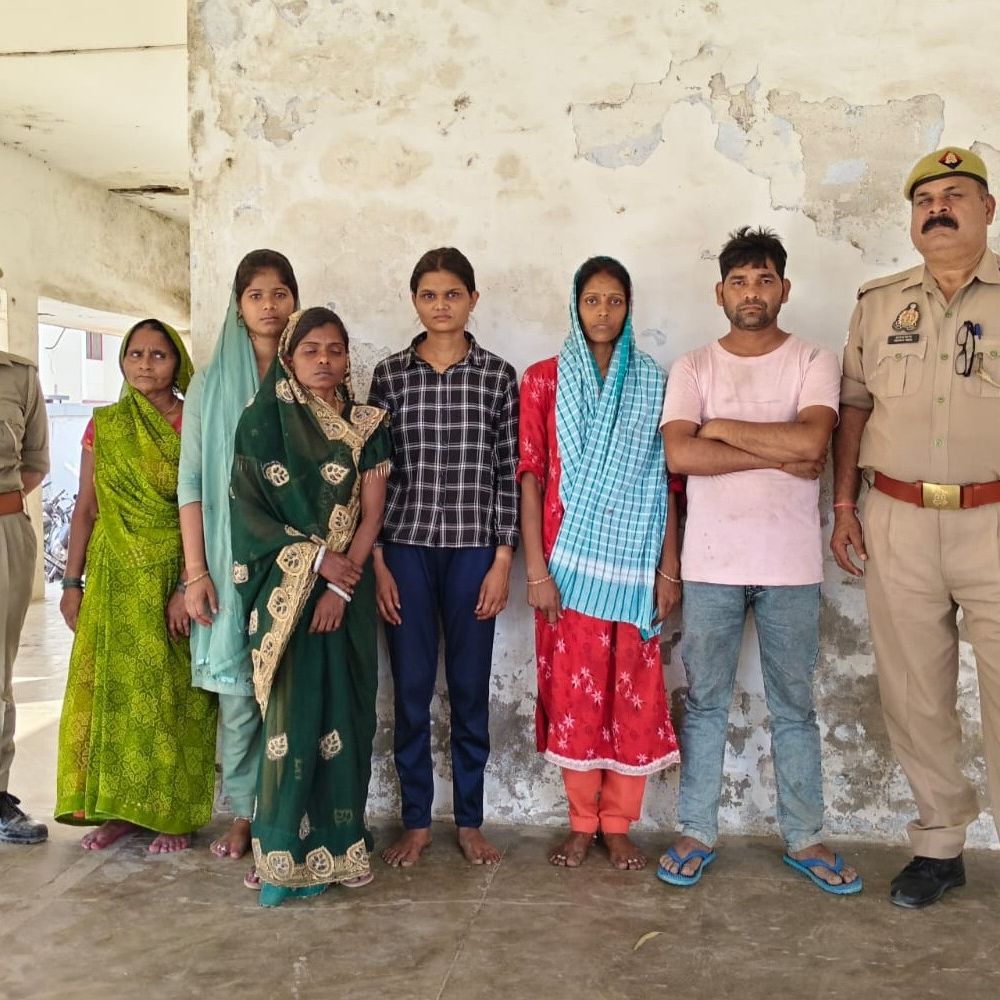 आजमगढ़ में सरकारी काम में बाधा डालने वाले 6 गिरफ्तार:नकदी और हथियार बरामद, पुलिस टीम पर जानलेवा हमला किया था