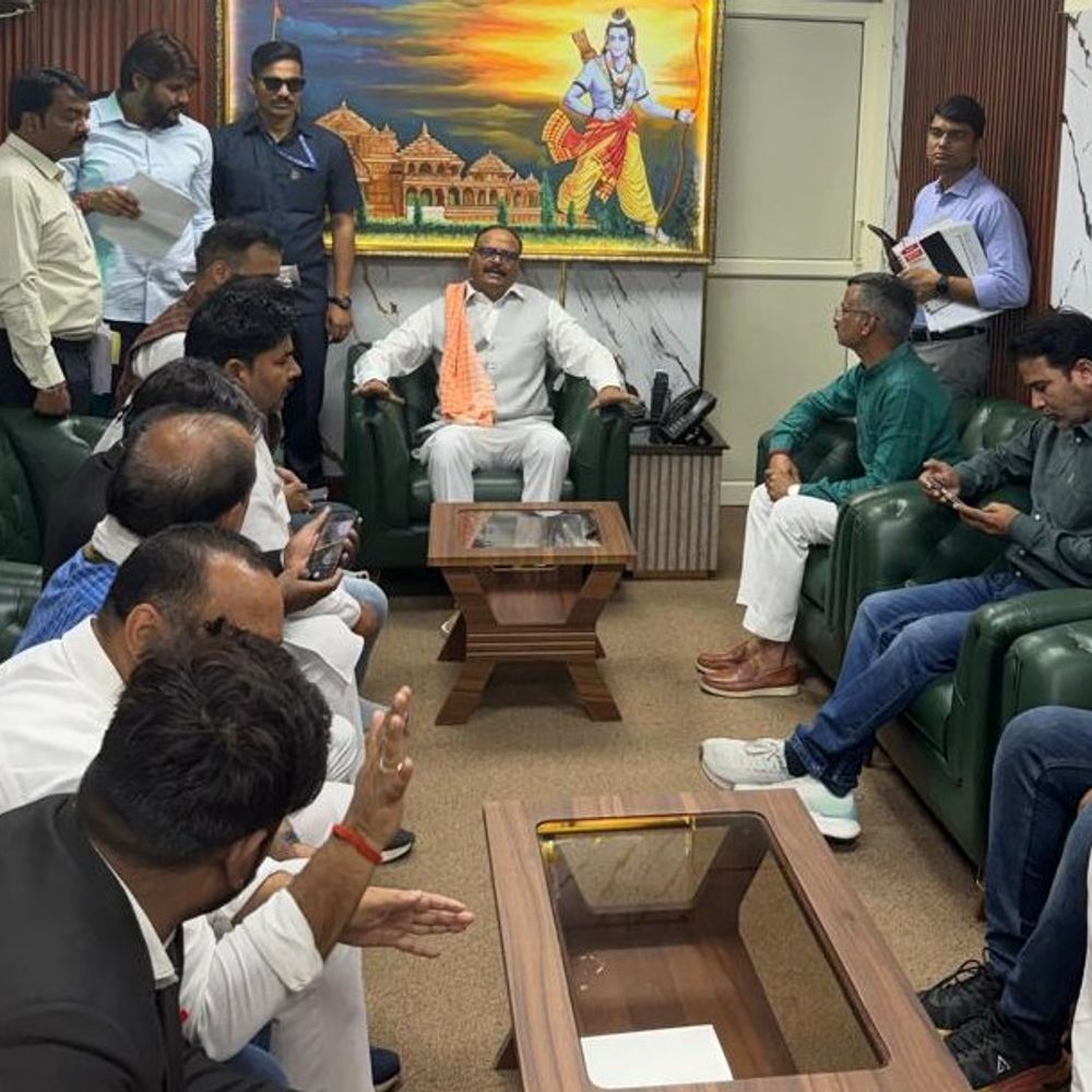 लखनऊ में स्वर्ण मोर्चे ने यूजीसी का किया विरोध:ब्रजेश पाठक के आवास पर शंख बजाकर जताई नाराजगी, संदीप बोले- काला कानून स्वीकार नहीं