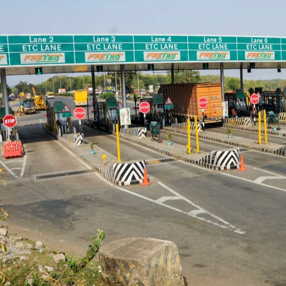 दिल्ली-मेरठ एक्सप्रेसवे पर टोल दरों में बढ़ोतरी:नए वित्तीय वर्ष की शुरुआत में NHAI का फैसला , कार से लेकर भारी वाहनों तक बढ़ी दरें