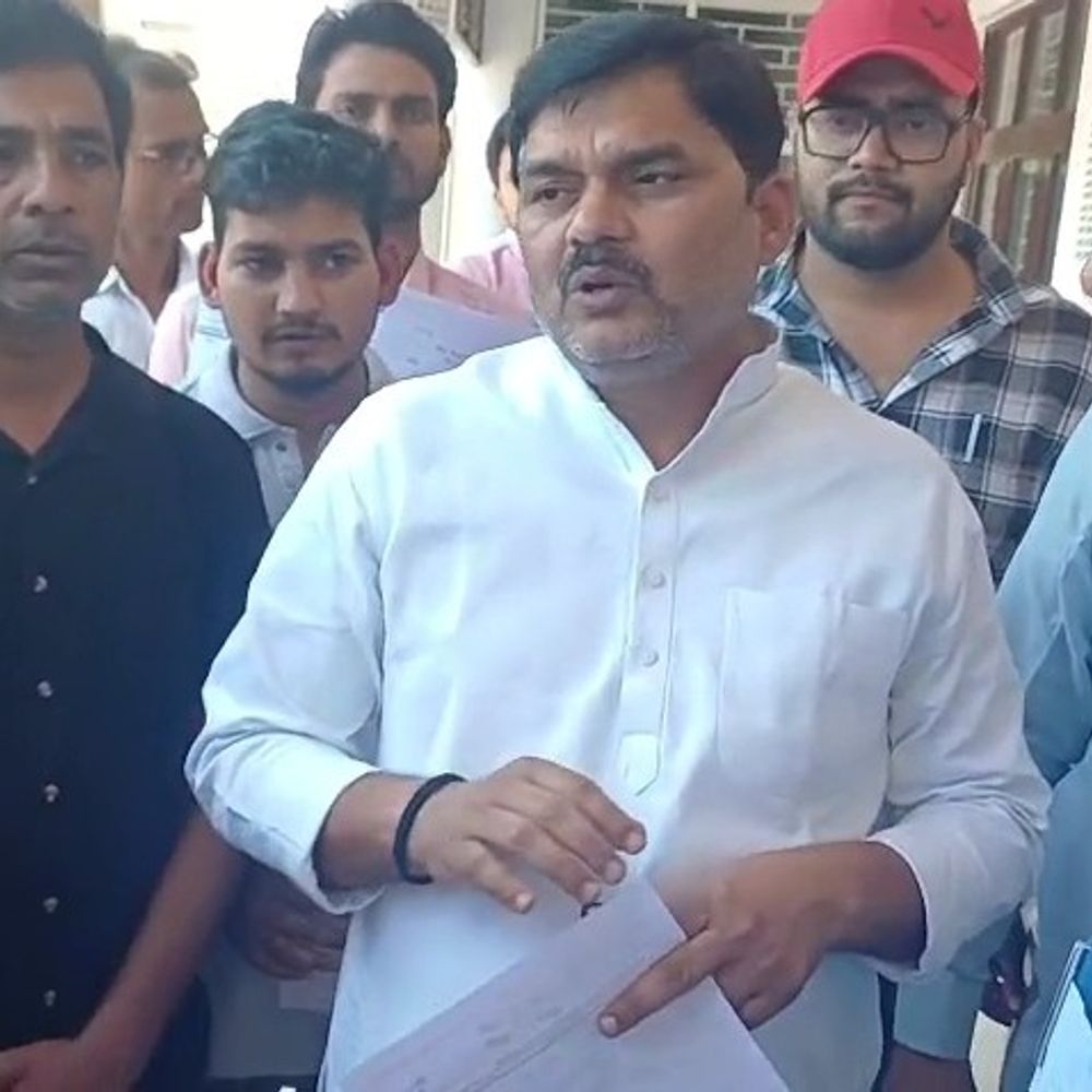 कांग्रेस के पूर्व जिलाध्यक्ष ने डीएम को दिया ज्ञापन:गंभीरपुर थाने की पुलिस कर रही है उत्पीड़न, शिकायत करने गए व्यक्ति के विरुद्ध मुकदमा दर्ज करने का आरोप