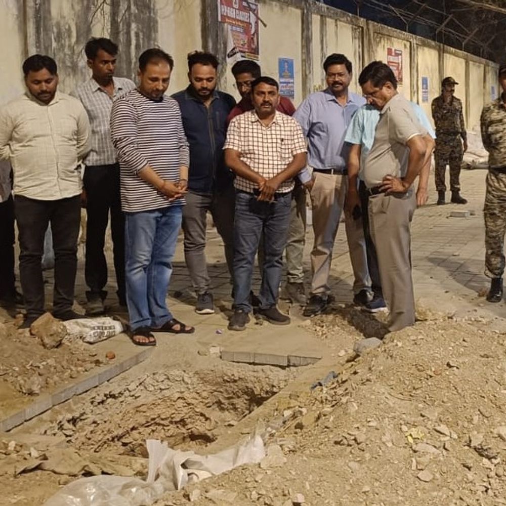 सीएम ग्रिड योजना की सड़क निर्माण देखने पहुंचे मेयर-नगर आयुक्त:काम में देरी पर जताई नाराजगी, अतिक्रमण मुक्त रोड करने का निर्देश