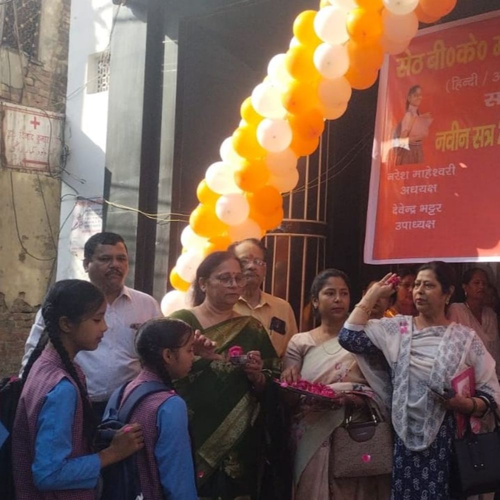 तिलक लगाकर पुष्पवर्षा से किया छात्राओं का स्वागत:नए सत्र में नई ऊर्जा के साथ माहेश्वरी बालिका इंटर कॉलेज का भव्य आगाज