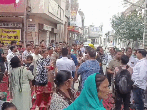 जालंधर के भार्गव कैंप में शराब ठेके का विरोध:  पार्षद सुदेश की अगुवाई में वार्ड निवासियों ने सड़क जाम कर दिया धरना, शिफ्टिंग की मांग – Jalandhar News