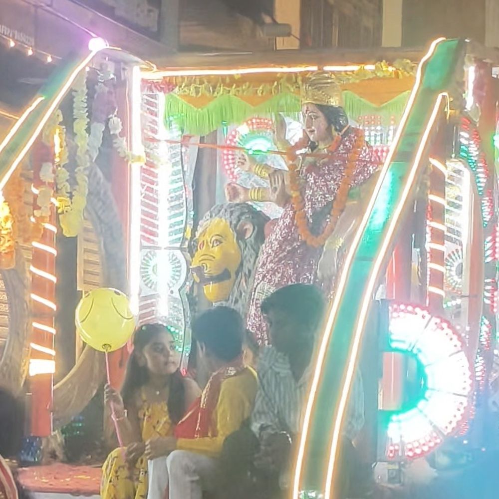 झांकियों, डीजे और भक्ति संग निकली भव्य शोभायात्रा:काली नृत्य से हनुमान रथ तक कुरावली की गलियों में उमड़ा आस्था का सैलाब