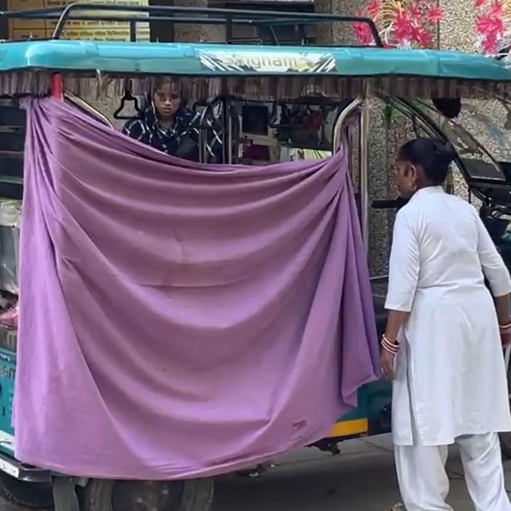 फर्रुखाबाद में ई-रिक्शा पर हुआ प्रसव:रोडवेज बस स्टैंड के पास महिला ने बच्चे को दिया जन्म, अस्पताल जा रही थी