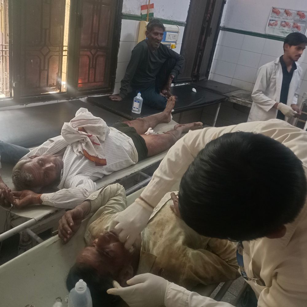 कार ने ई-रिक्शा को मारी टक्कर, 8 लोग घायल:संभल में गंगा स्नान करके लौट रहे श्रध्दालु, ड्राइवर गिरफ्तार