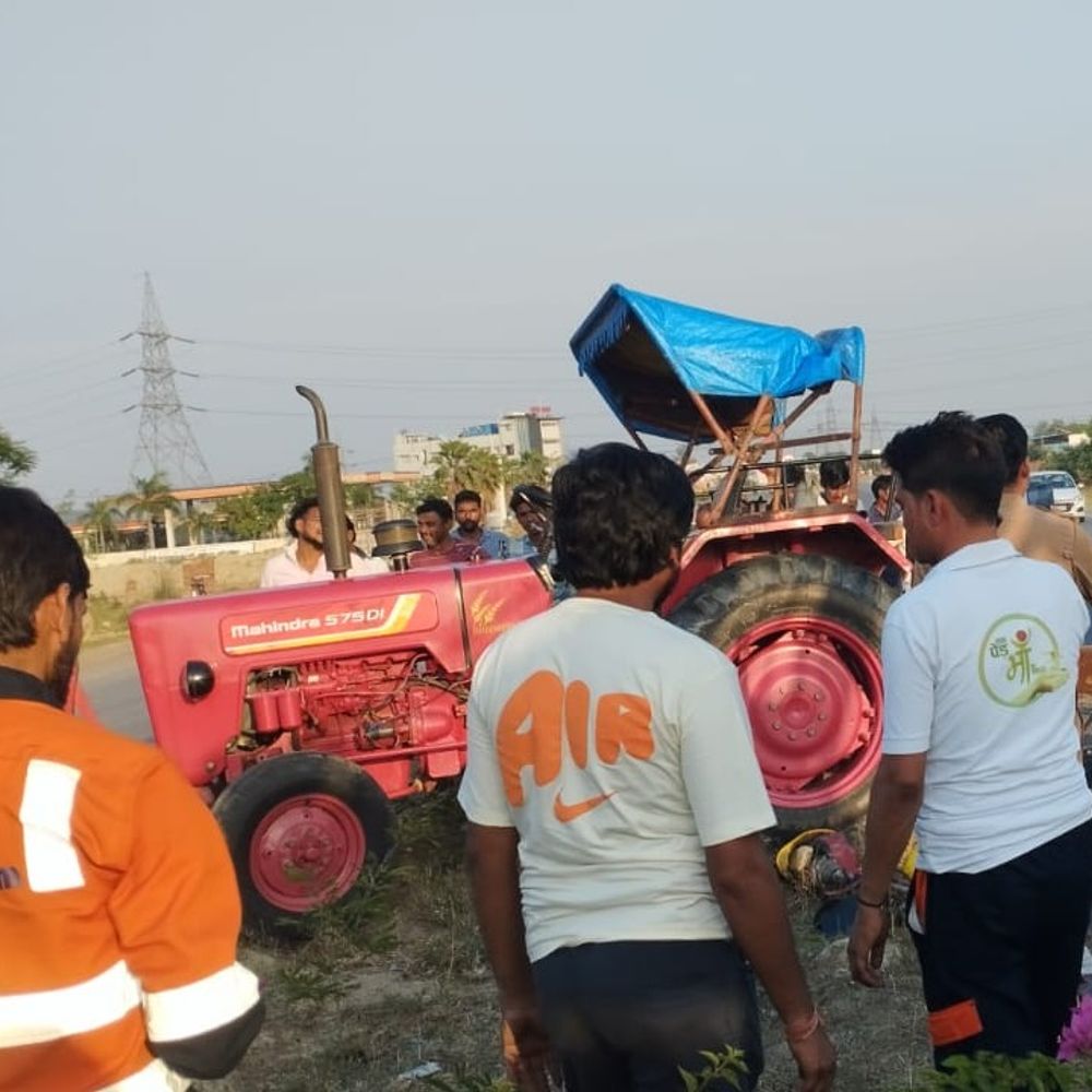 कंटेनर की टक्कर से ट्रैक्टर-ट्रॉली पलटी, एक युवक की मौत:3 घायल, एटा में घास काटकर ट्रैक्टर से लौट रहे थे घर