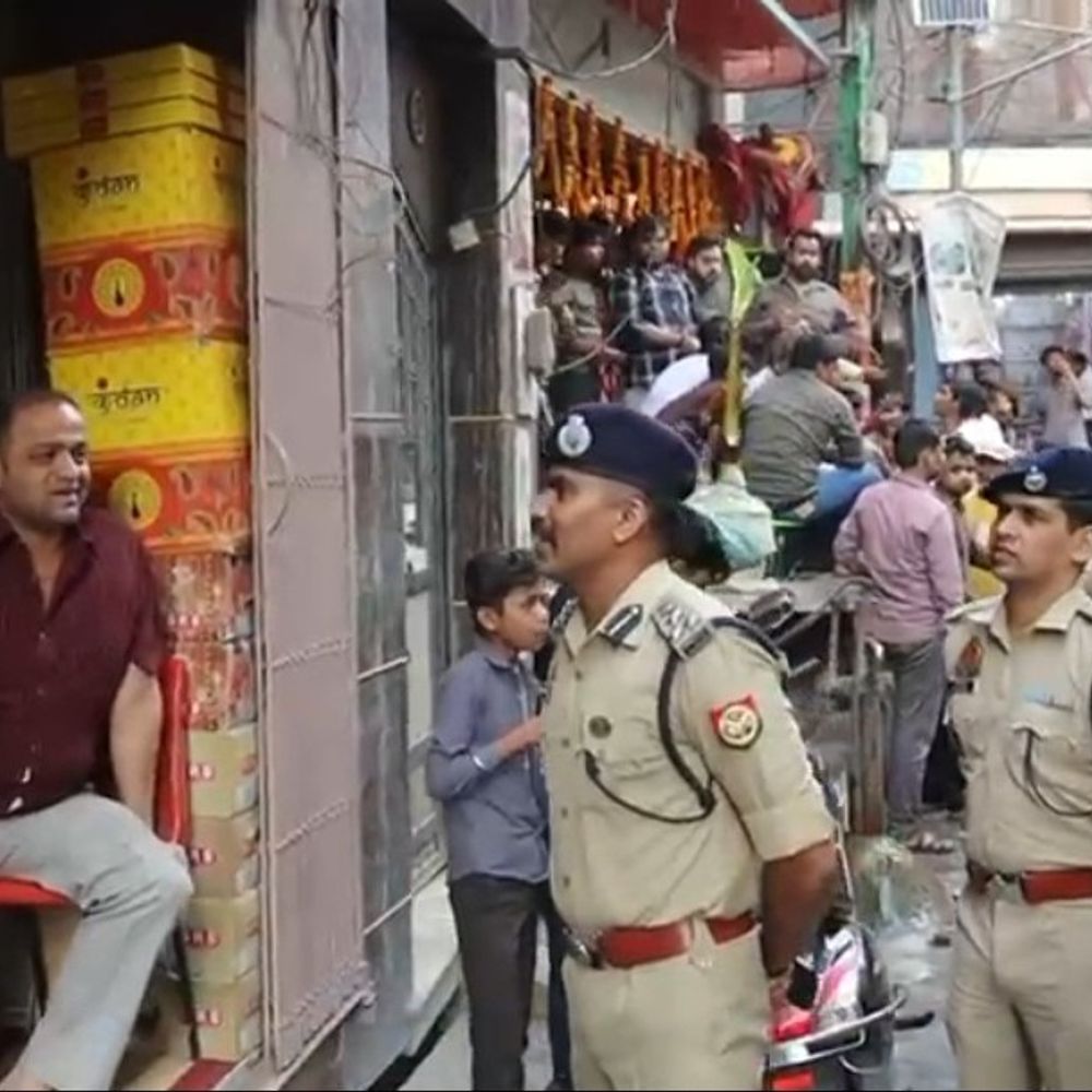 डीआईजी मुनिराज-जी ने संभल में संभाली कानून-व्यवस्था की कमान:एसपी की छुट्टी के चलते बहजोई में की पैदल गश्त, व्यापारियों से बात की