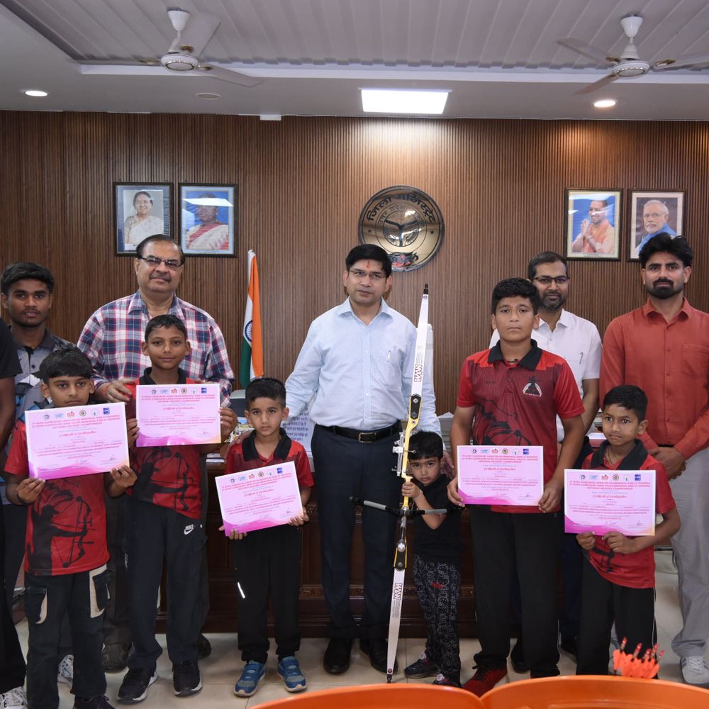 संभल के तीरंदाजों ने राष्ट्रीय प्रतियोगिता में पदक जीते:विजयवाड़ा में उत्कृष्ट प्रदर्शन, खिलाड़ियों ने डीएम से मुलाकात की