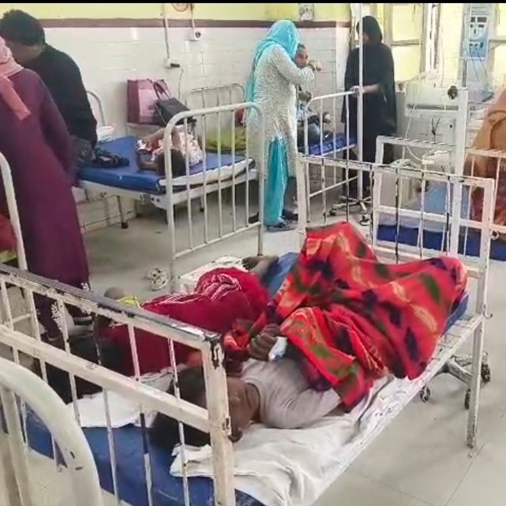 रायबरेली में दूषित मट्ठा पीने से 22 बच्चे बीमार:6 गंभीर बच्चों को जिला अस्पताल में भर्ती कराया गया