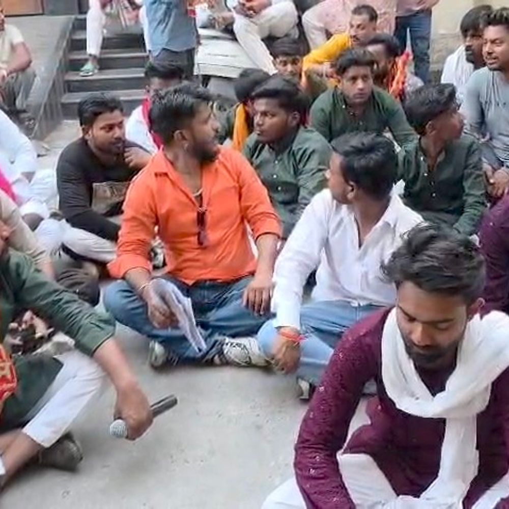 बालाजी कमेटी कार्यकर्ताओं ने मंत्री आवास पर किया प्रदर्शन:डीजे अनुमति रद्द होने पर बवाल, पुलिस-प्रशासन के खिलाफ नारेबाजी की