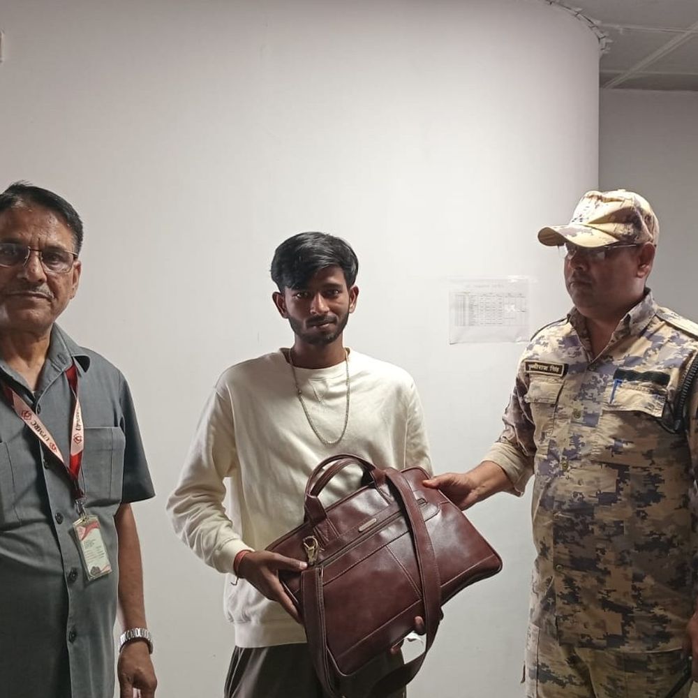 लखनऊ मेट्रो में छुटा यात्री का लैपटॉप:सुरक्षा कर्मियों की सतर्कता से मिला, यात्री को वापस लौटाया