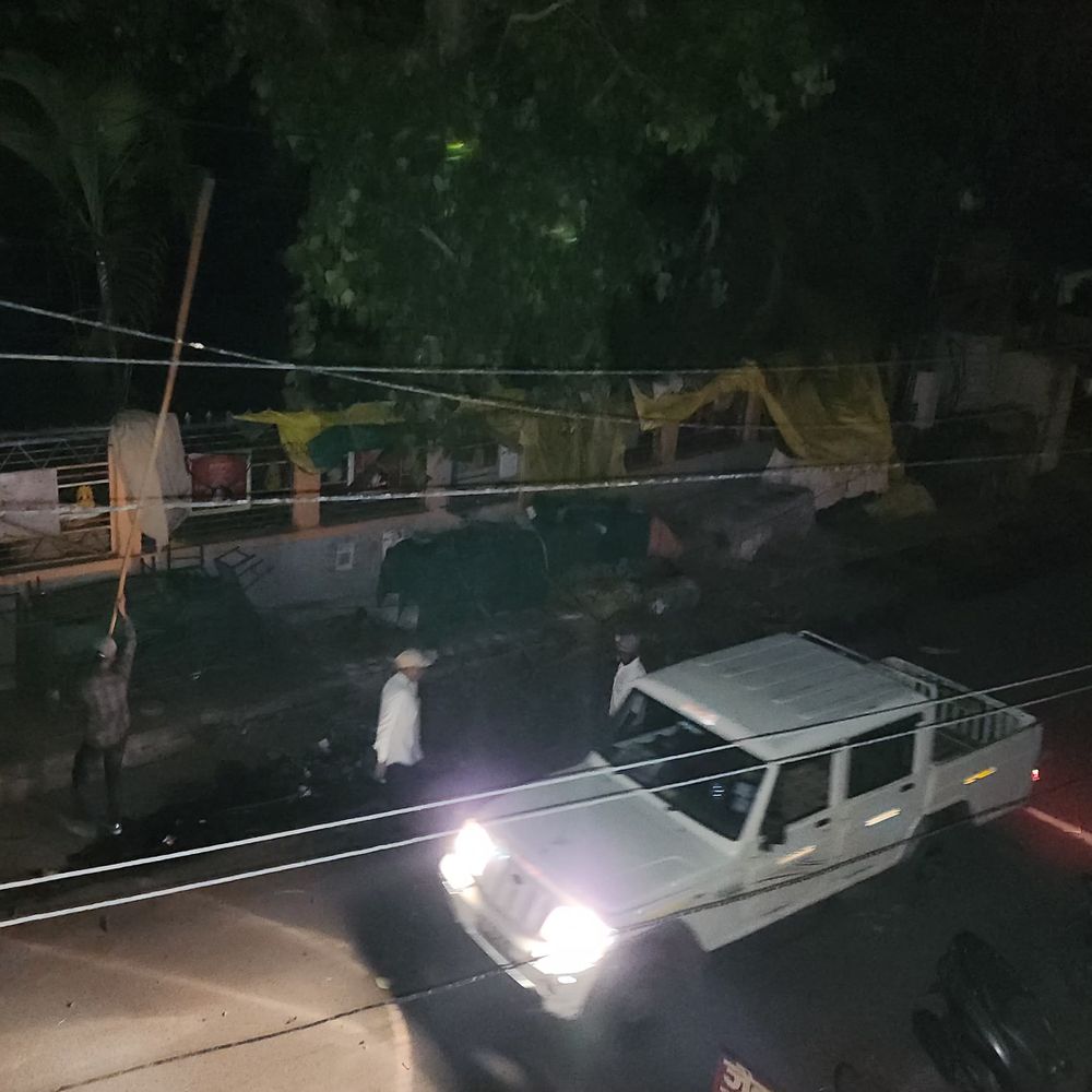 खंडवा में बारिश से हवा में ठंडक, तापमान में गिरावट:  सराफा बाजार में पेड़ गिरा, रातभर बिजली सप्लाई बंद रही – Khandwa News