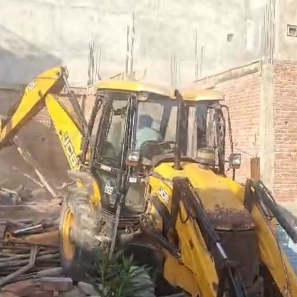 लखनऊ में 30 करोड़ की जमीन खाली कराई:बिल्डरों ने कब्जा कर डाल दी थी छत, नगर निगम के बुलडोजर ने 12 निर्माण तोड़े